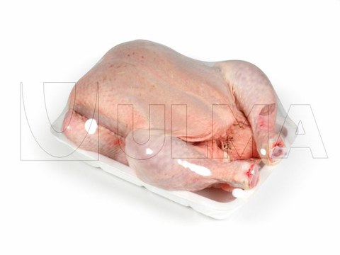 Frango inteiro embalado em bandeja com filme extensível