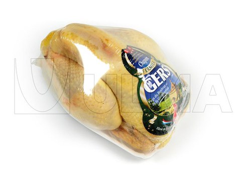 Frango inteiro embalado em flowpack com filme retrátil barreira (BDF)