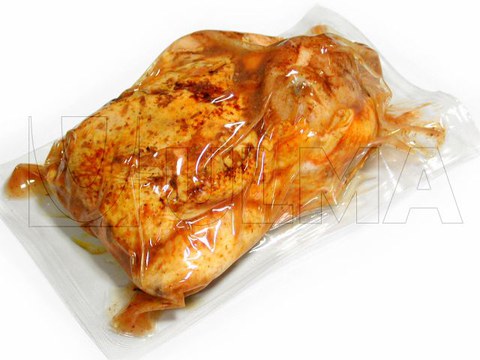Frango assado em temperatura de 90ºC embalado em termoformadora a vácuo com filme flexível