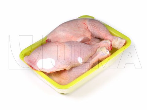 Coxa de frango embalado em bandeja com filme extensível