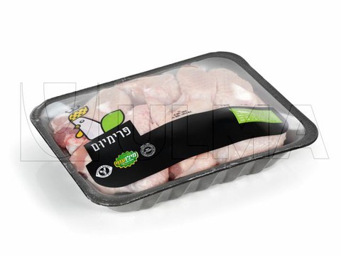 Frango em pedaços embalados em termoseladora com filme estirável retrátil