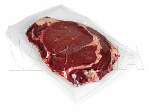 Carne embalada em termoformadora Skin com filme flexível.