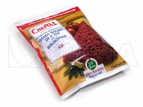 Carne moída embalada em filme laminado e fechamento com ziper e carne moída tipo cabelo de anjo com filme de polietileno.