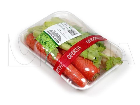 Legumes sortidos embalados em bandeja com filme flexível