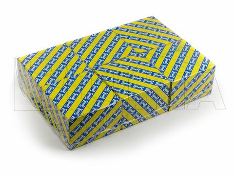 Enfaixado em filme polietileno de baixa densidade de empilhamento de caixas de papelão com rolamentos.