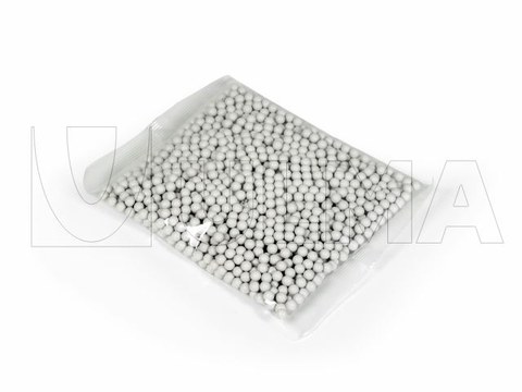 Bolinhas embaladas tipo almofada com filme laminado.