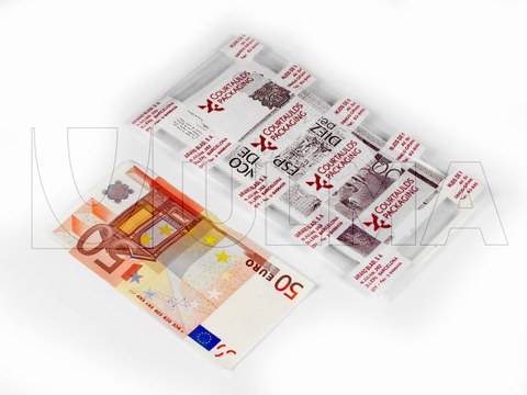 Papel moeda embalada em Termoformadora a vácuo com filme flexível.