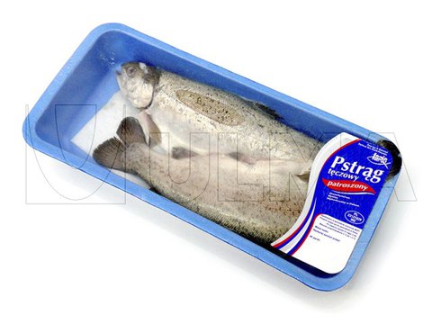 Peixe fresco inteiro embalado em flow pack com filme retrátil barreira BDF®