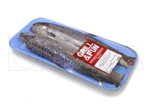 Peixe fresco inteiro embalado em flow pack com filme retrátil barreira BDF®