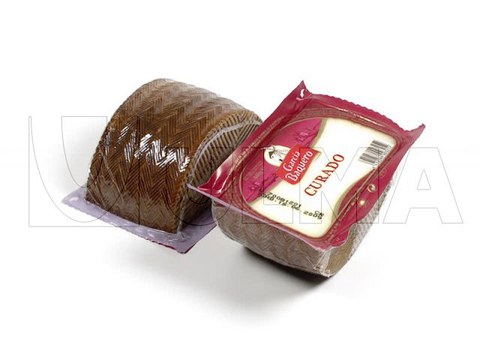 Queijo em metade embalado em termoformadora à vácuo com filme flexível