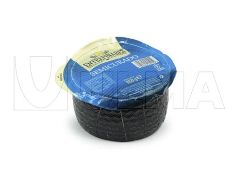 Queijo inteiro embalado em termoformadora à vácuo em filme flexível