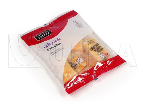 Mini queijos embalados em máquina termoformadora vertical com filme laminado.