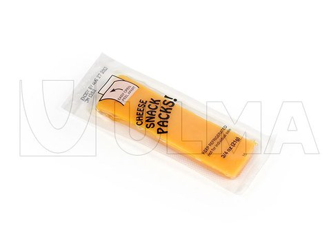 Snacks de queijo embalados em Termoformadora à vácuo com filme flexível.